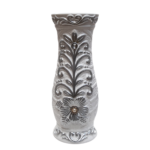 Vază albă mată, decorată cu flori și perle