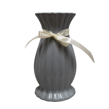 Vază gri din lut, cu fundiță crem, 21x11 cm