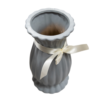 Vază gri din lut, cu fundiță crem, 21x11 cm