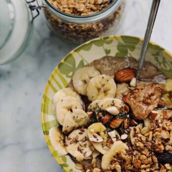 Set farfurii 18 piese, pentru 6 persoane, Hawaii, Cesiro, Alb ivoire decorat cu frunze verzi