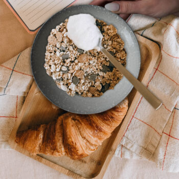 Set farfurii 24 piese, pentru 6 persoane, Stone, Cesiro, Alb Ivoire cu gri