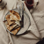 Set farfurii 12 piese, pentru 4 persoane, Stone, Cesiro, Alb Ivoire cu linii negre