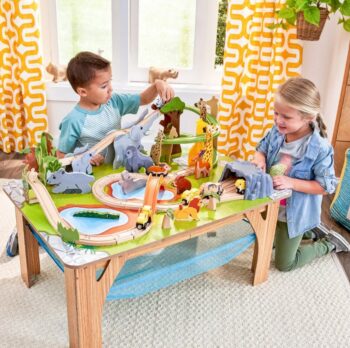 Circuit din lemn cu masinute si masa de joaca incluse Aventura Safari